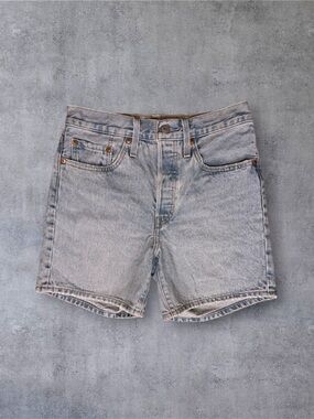 501 Levi’s Light Wash Denim Shorts - Classic Casual